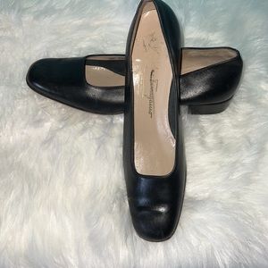 🖤Salvatore Ferragamo black leather flats. Size 10🖤